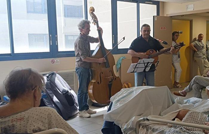 Im Orange Hospital kommt ein Verein, um für Patienten Musik zu spielen