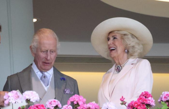 Camilla Parker Bowles: ihre sehr gewagte Geste gegenüber Charles III auf dem Buckingham Square