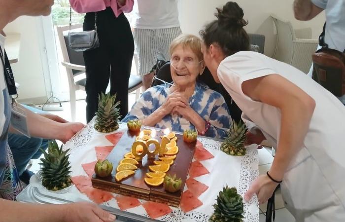 Raymonde Chalier feiert ihren 100. Geburtstag in der Altersresidenz Le Domaine de la Source in Roquefort-la-Bédoule