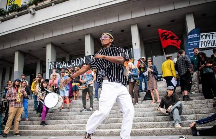 In Brest singen und tanzen mehr als 300 Menschen gegen die extreme Rechte