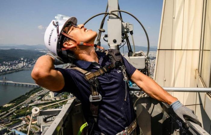 BILDER | Ein Fensterputzer in Koreas höchstem Wolkenkratzer muss sich jeden Tag seiner Höhenangst stellen