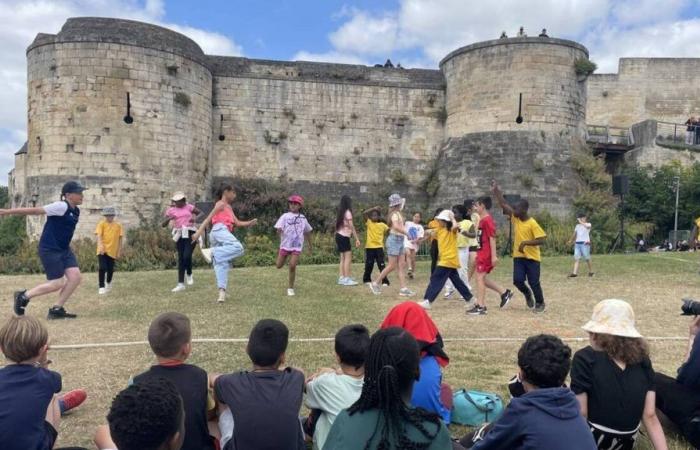 In Caen liefern fast hundert Studenten die Ergebnisse eines choreografischen Projekts am Fuße des Schlosses