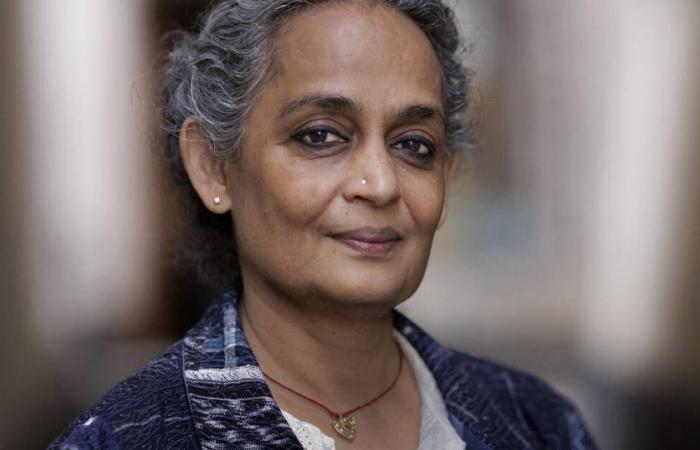 In Indien droht der Autorin Arundhati Roy die Einstufung als „Terrorist“ und sie gewinnt im Vereinigten Königreich den Literaturpreis „Libération“.