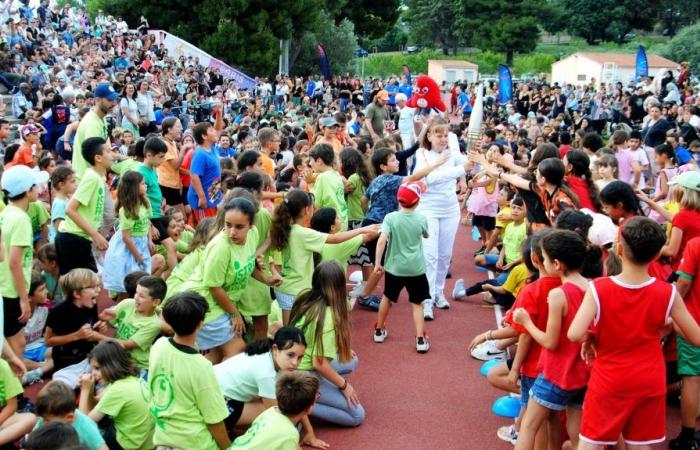 Nach dem Durchgang des olympischen Feuers nehmen die Kinder an ihren Olympischen Spielen in Istres teil