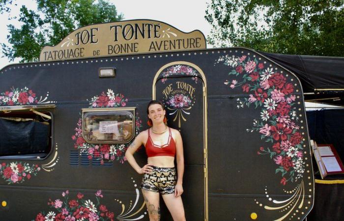 Natürliche Spiele: Joe Tonté tätowiert in seinem Wohnwagen Festivalbesucher in ganz Frankreich