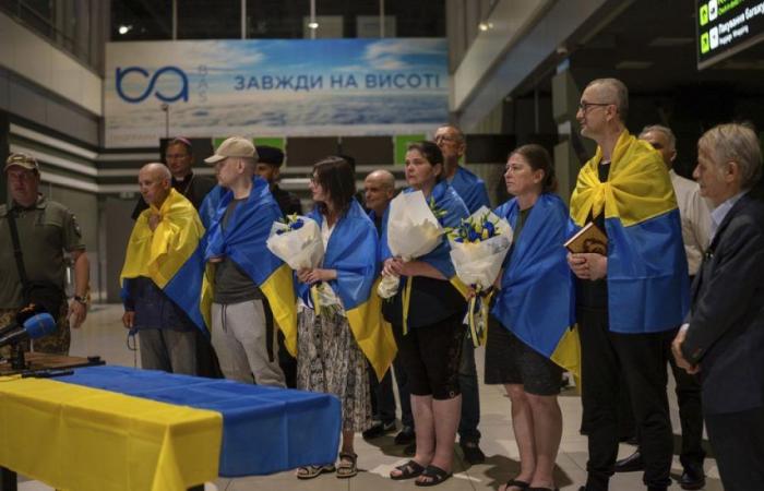 Zehn ukrainische Gefangene kehren nach Jahren der Gefangenschaft nach Kiew zurück