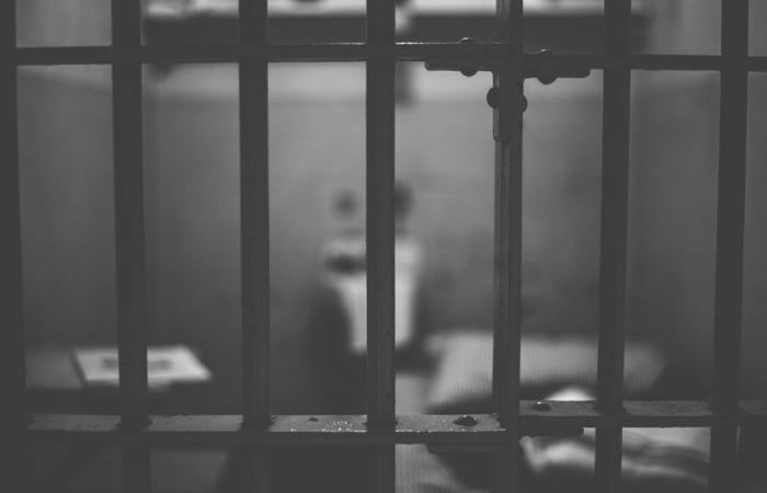 Ein Gefängniswärter wird bei einem sexuellen Akt mit einem Häftling ertappt. Das Video landet im Internet