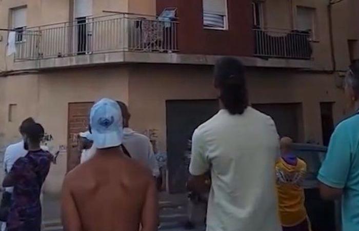 „Hundert Menschen mit Äxten und stumpfen Gegenständen bewaffnet“: Drei Häuser in Figueres zerstört, Bewohner fliehen aus dem Viertel, in dem der Doppelmord an Saint John stattfand