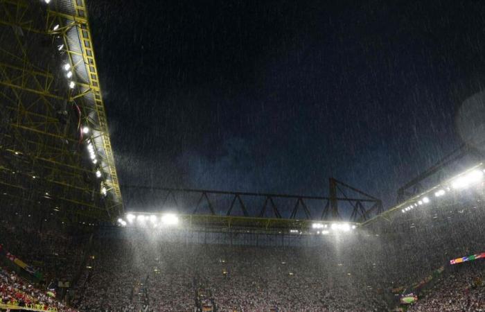 Deutschland-Dänemark: Aufgrund des Unwetters unterbrochen, konnte das Spiel wieder aufgenommen werden