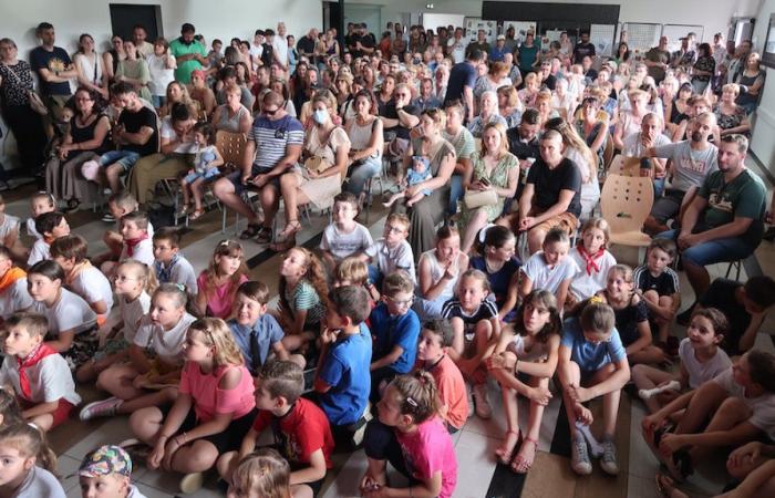 ST-PIERRE DE VARENNES: Die 76 Schüler der Schulgruppe betraten die Bühne
