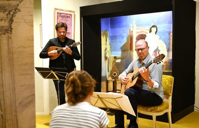 Ein Gitarren-Mandolinen-Duo in Vichy, das den Ton für das Festival des Monts de la Madeleine angibt