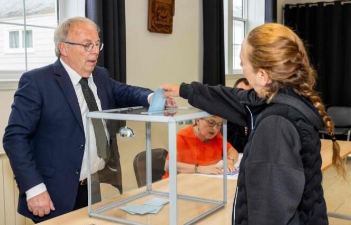 Wahllokale wurden in Departements, Regionen und überseeischen Gemeinden eröffnet