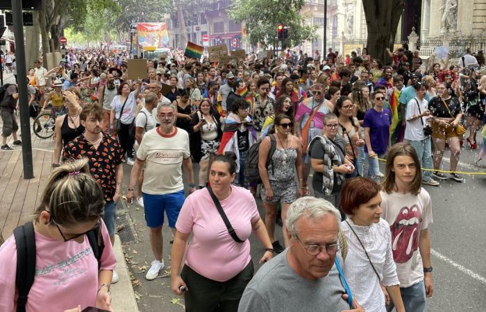 NÎMES Fast 1.500 Menschen beim Pride March