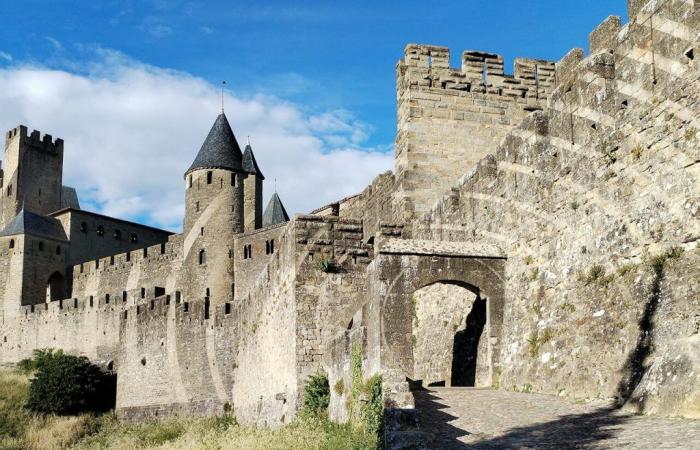 Woher kommen diese merkwürdigen Spuren in der Stadt Carcassonne? Besucher stellen Fragen