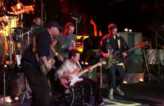 In Glastonbury lädt Coldplay Michael J. Fox für ein Rollstuhl-Gitarrenriff auf die Bühne ein
