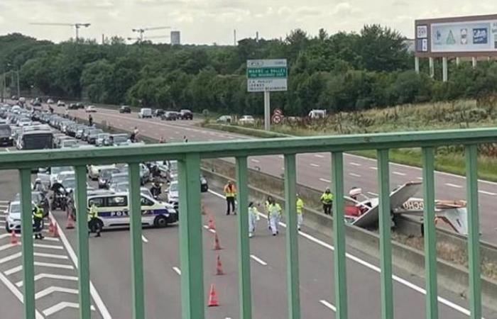 Drei Tote beim Absturz eines Passagierflugzeugs auf der Autobahn A4