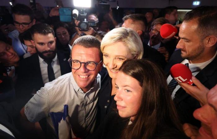 In Hénin-Beaumont jubeln RN-Aktivisten angesichts von Marine Le Pen und den nationalen Ergebnissen