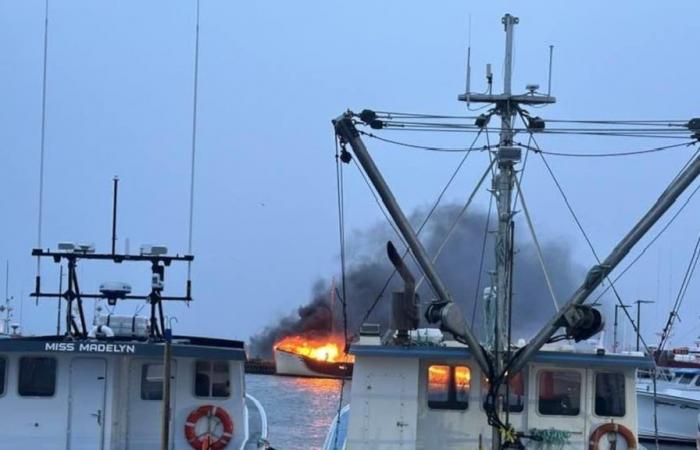 Fünf Fischerboote auf den Magdalenen-Inseln durch Flammen zerstört