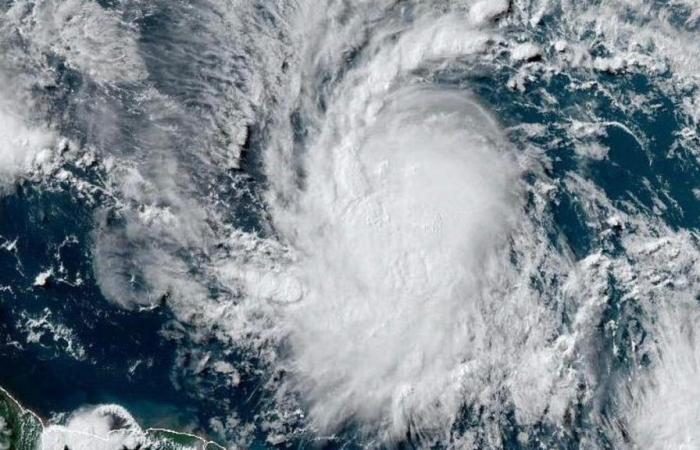 Hurrikan Béryl der Kategorie 4 nähert sich Martinique mit Windgeschwindigkeiten von über 200 km/h
