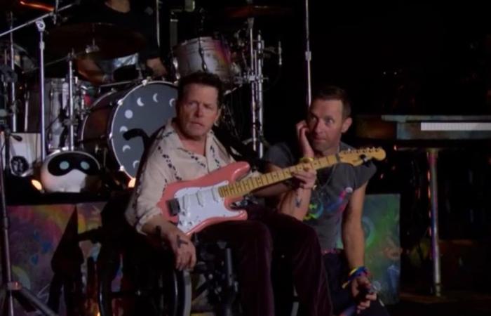 Michael J. Fox ist Überraschungsgast beim Glastonbury Festival, um mit Coldplay Gitarre zu spielen