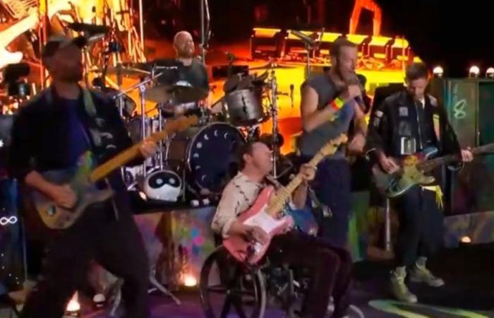 Michael J. Fox tritt im Rollstuhl mit Coldplay in Glastonbury auf
