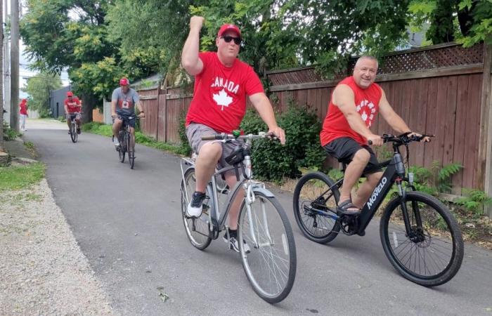 Freunde, Familie und Nachbarn schwingen sich für die jährliche Tradition des Canada Day aufs Fahrrad