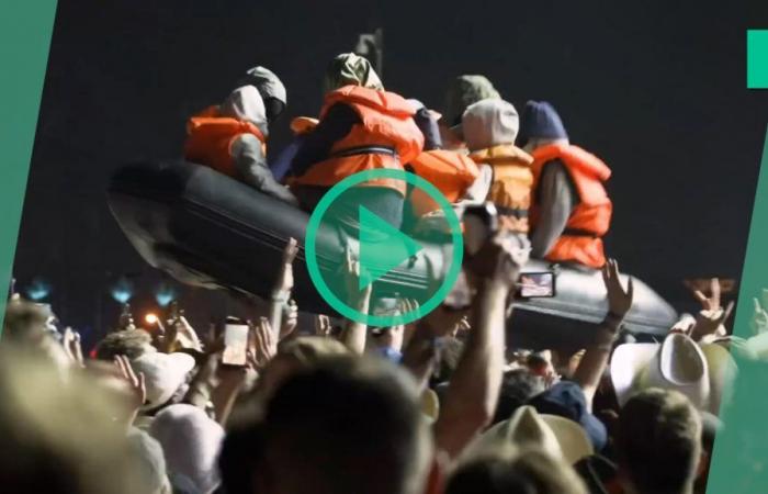 In Glastonbury prangert Banksy während des Idles-Konzerts mit einem Schlauchboot die Not der Migranten an
