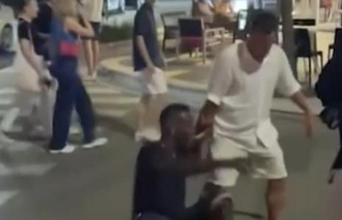 das virale Video von Mario Balotelli, der betrunken auf der Straße liegt