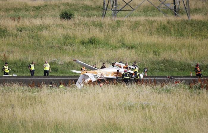 Auf der Autobahn A4 stürzt ein Flugzeug ab, drei Menschen kommen ums Leben