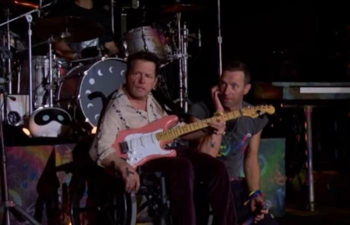 Michael J. Fox kommt im Rollstuhl auf die Bühne, um mit Coldplay ein Konzert zu geben