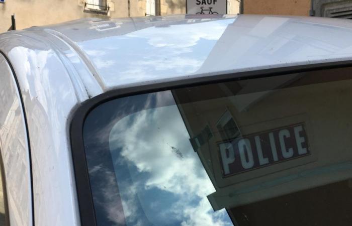Er springt aus dem gestohlenen Clio, um der Polizei in Poitiers zu entkommen
