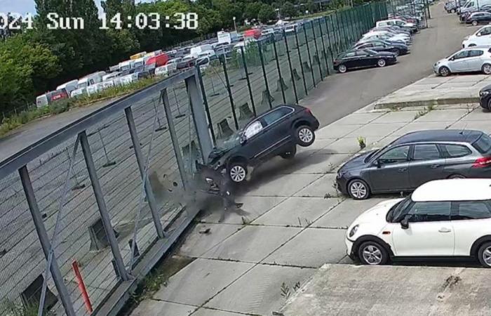Drei Minderjährige stehlen in Deurne ein Auto und verursachen einen schweren Unfall: „Auf den Kamerabildern sehen wir ihre Vorgehensweise“