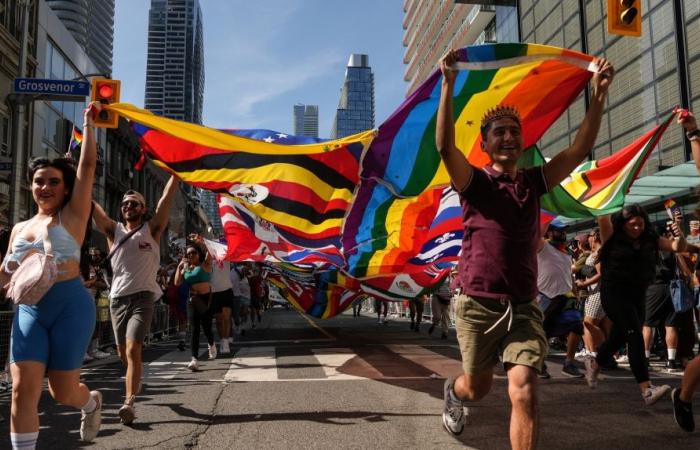 Tausende versammeln sich zur Pride-Parade in der Innenstadt von Toronto