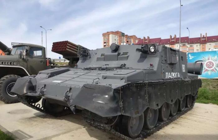 Ein sehr seltener russischer Panzer, vorbereitet für eine nukleare Apokalypse, zerstört von der Ukraine