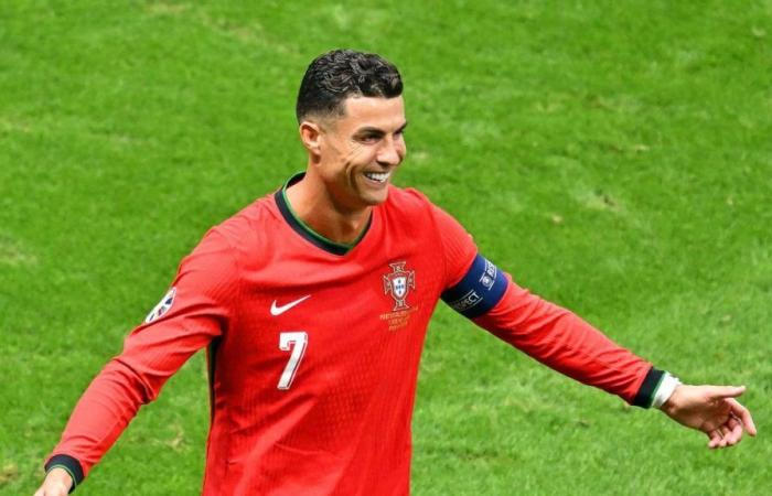 EM-Achtelfinale Portugal: Mit einem Dribbling bringt der Schiedsrichter Cristiano Ronaldo zum Lachen