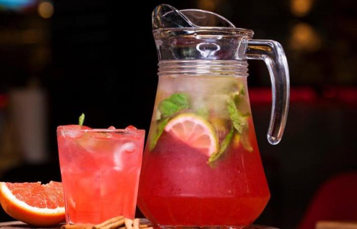 5 einfache Cocktailrezepte zum Servieren aus einem Krug für Sommerabende