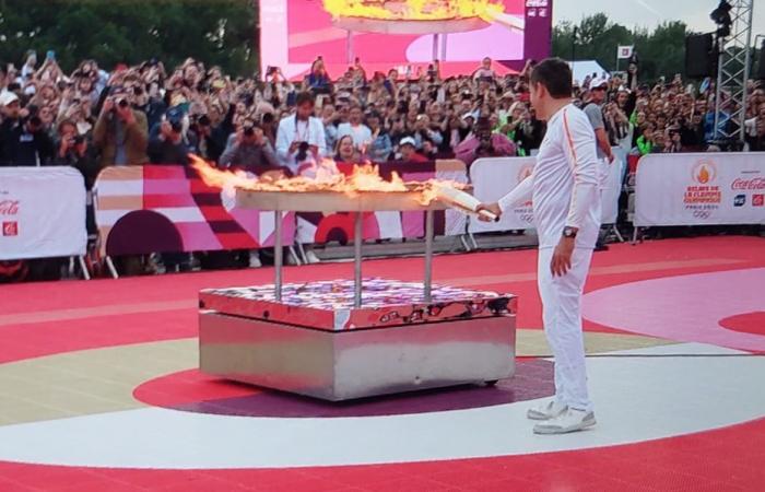 WIEDERHOLUNG. Dany Boon, der letzte Träger der Flamme im Norden, entzündete in unserer Sonderausgabe den olympischen Kessel