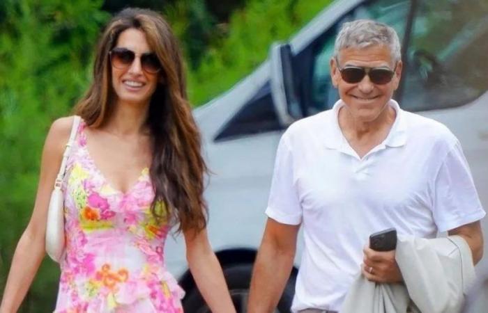 In Saint-Tropez wertet Amal Clooney das rosa Sommerkleid im Barbie-Stil auf
