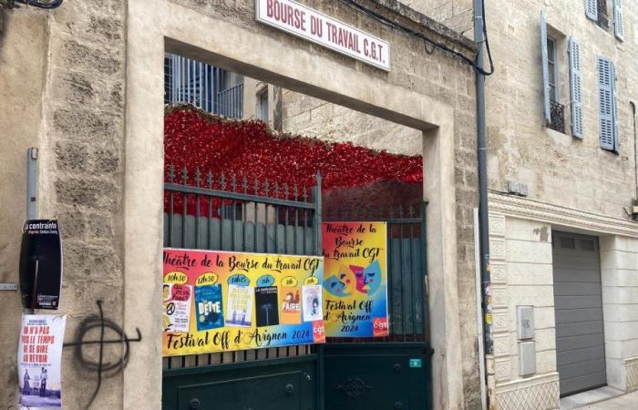 Avignon: Keltische Kreuze auf dem Gelände der CGT und eines LGBT-Verbandes markiert
