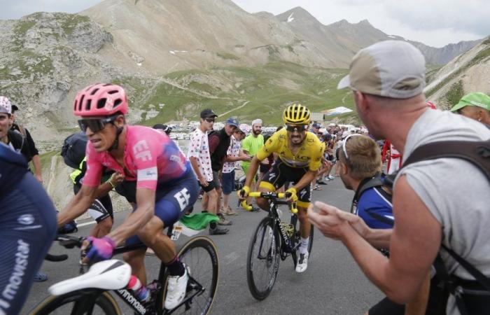 Radfahrer, die den Col du Galibier zur Ankunft der Tour in Frankreich in den Hautes-Alpes in Angriff nehmen