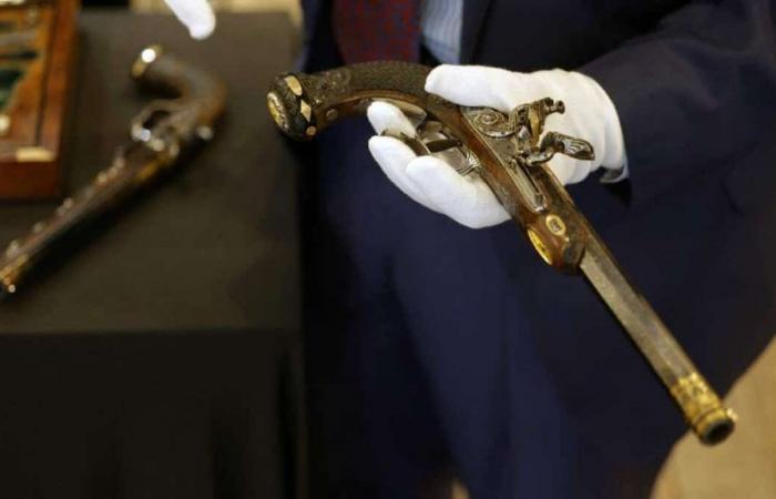 Diese beiden Pistolen, die Napoleon I. gehörten, könnten für die bescheidene Summe von … Ihnen gehören.
