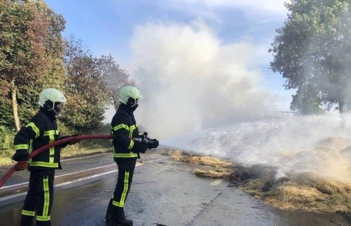 IN BILDERN, IN BILDERN. In Mayenne brannte ein Anhänger mit 12 Tonnen Heu, der RD 962 schnitt ab