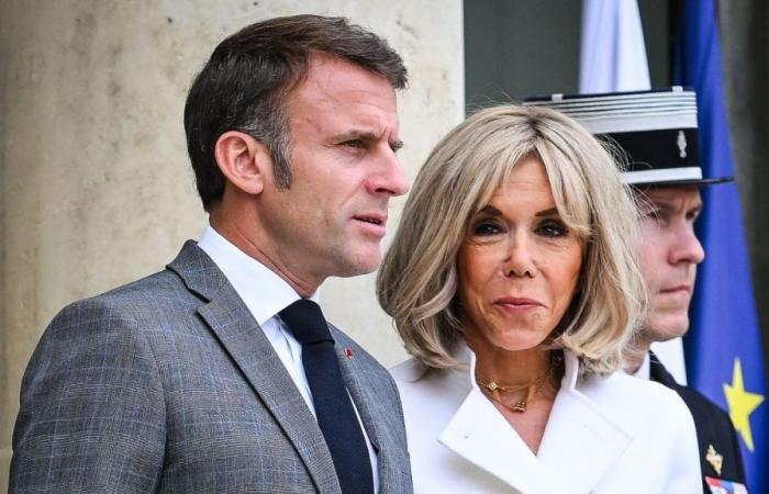 Brigitte Macron inkognito im Total-Denim-Look bei Le Touquet neben Emmanuel Macron in Slim-Jeans, Lederjacke und Mütze