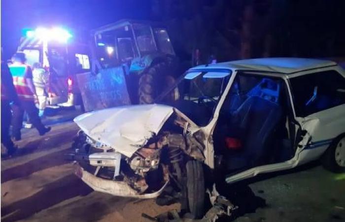 Bei einem Unfall zwischen einem Auto und einer Landmaschine in Castelnau-d’Auzan wird ein Mensch schwer verletzt