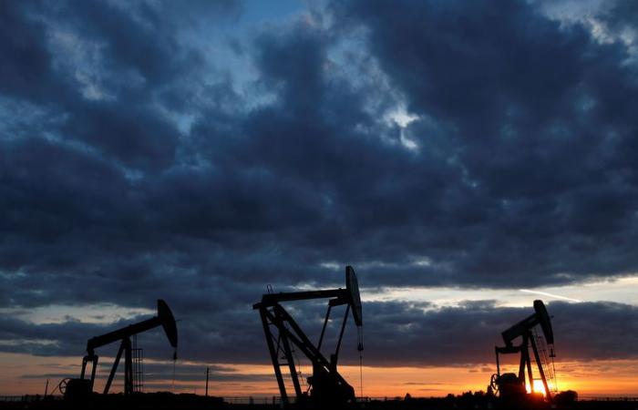 Öl bleibt angesichts von Nachfragehoffnungen und Angebotsrisiken höher Von Investing.com