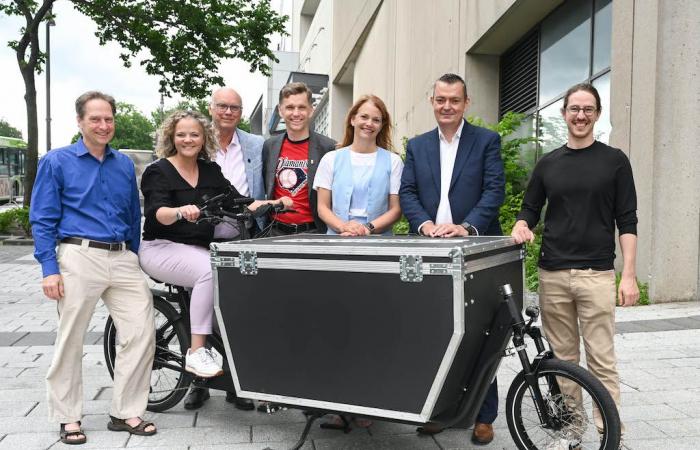 Die Lieferung von Lastenfahrrädern kommt in der Oberstadt von Quebec an