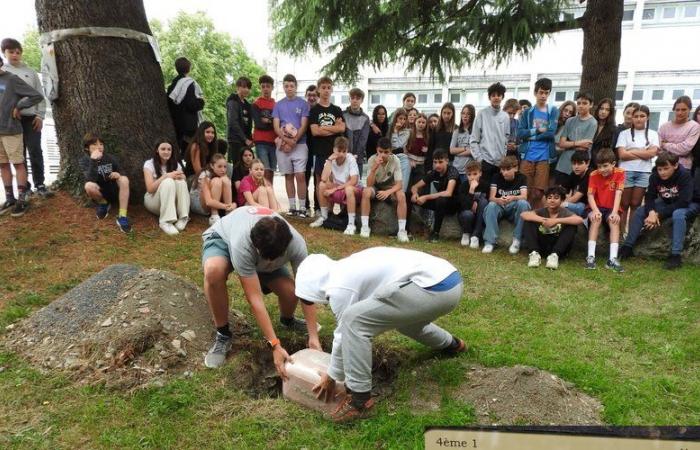 Argelès-Gazost. Ungewöhnlich: 120 Studenten aus Hautes-Pyrénées haben eine Zeitkapsel vergraben, die sie erst in 15 Jahren ausgraben werden