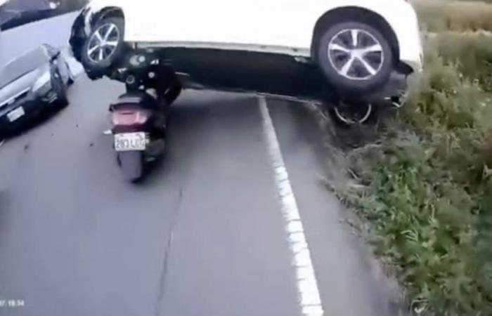 Nach einem Unfall gerät dieser Rollerfahrer in eine völlig unwahrscheinliche Situation