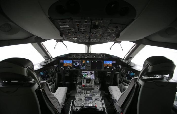 Windschutzscheibe im Cockpit bricht, Flugzeug dreht zwischen London und San Francisco um