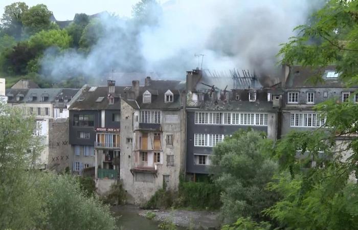 IN BILDERN, IN BILDERN. Ein beeindruckender Brand verwüstet ein Gebäude in der Innenstadt von Oloron-Sainte-Marie